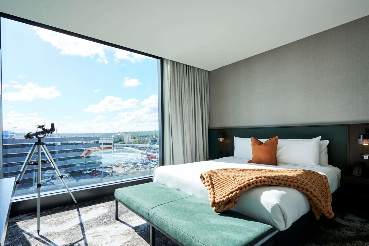 Junior Suite, 1 King Bed | Minibar, in-room safe, desk, laptop workspace