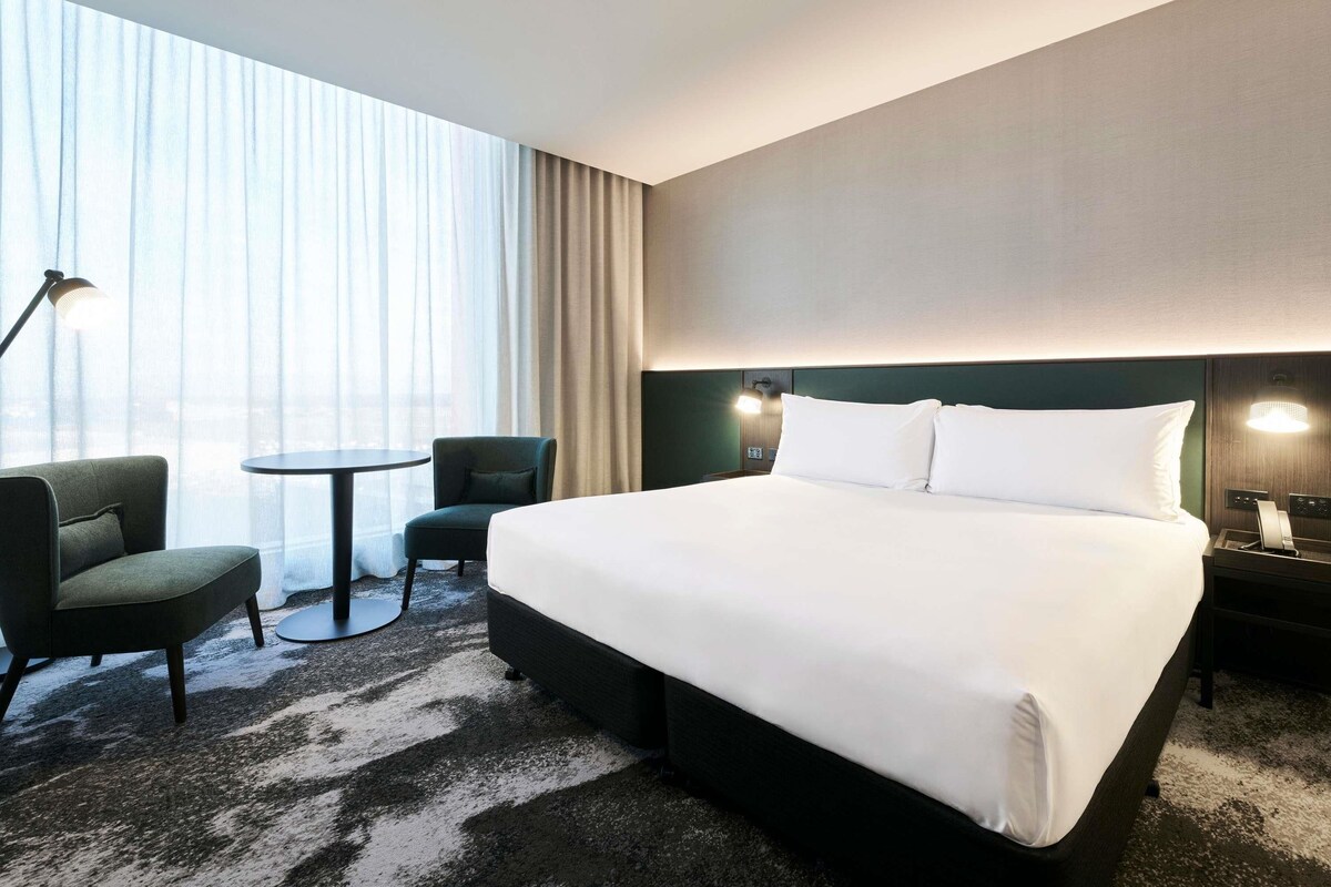 Deluxe kamer | Een minibar, een kluis op de kamer, een bureau, een laptopwerkplek