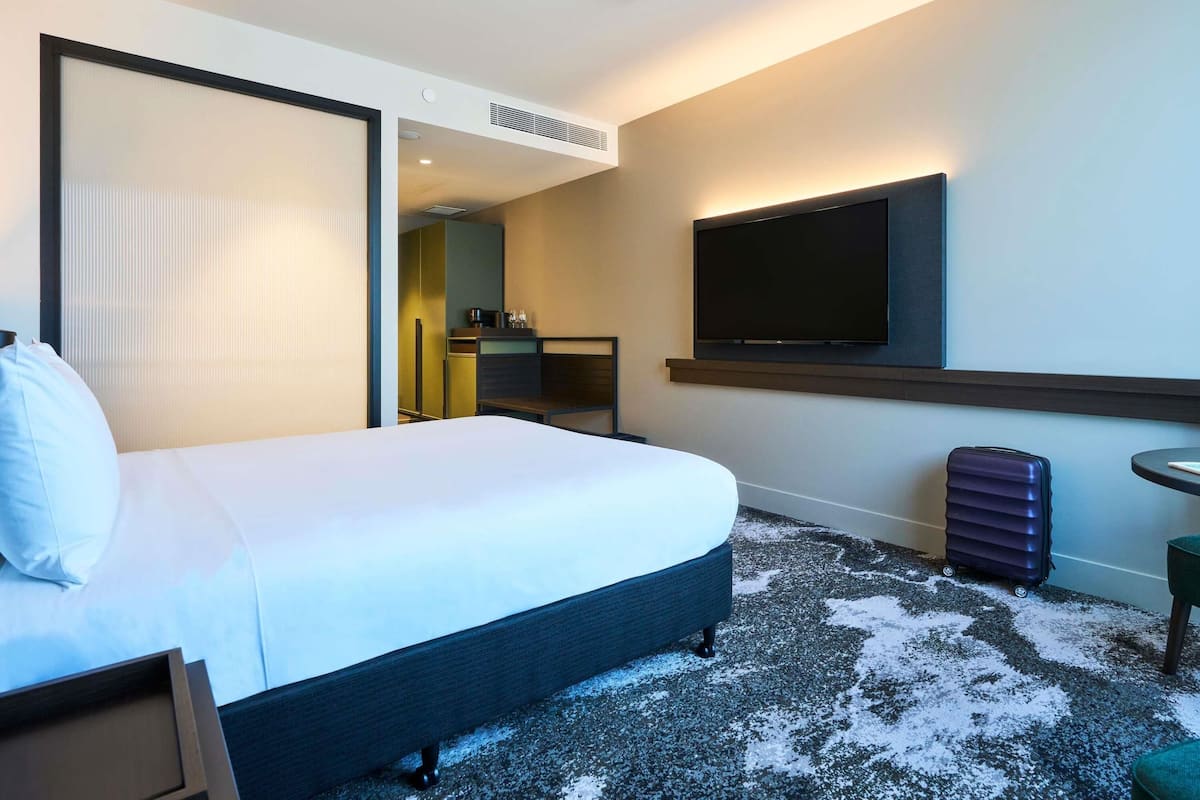 Minibar, caja de seguridad en la habitación y escritorio