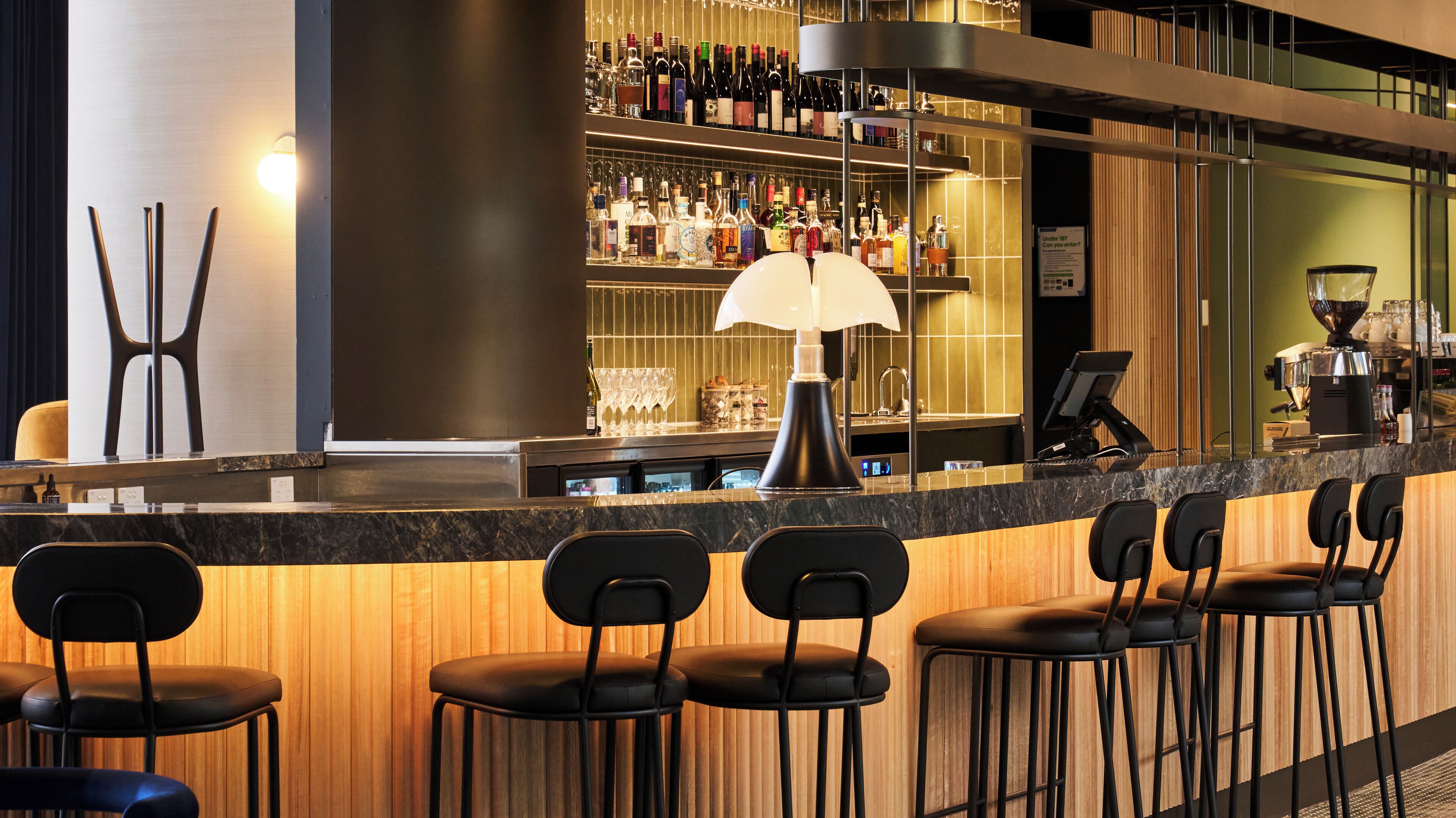 2 bars, pub, bar à vin