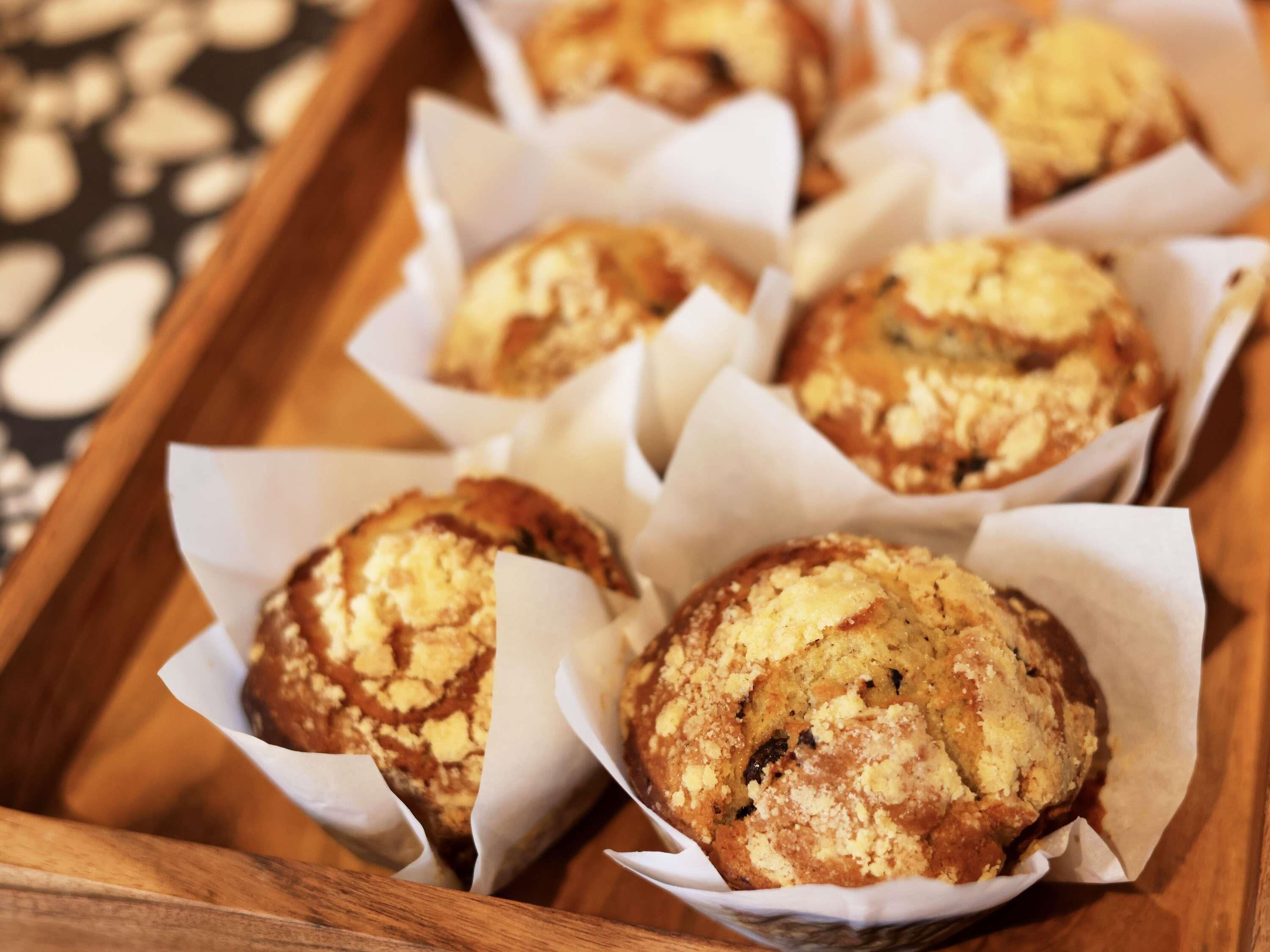 Una bandeja de muffins en cápsulas de papel.