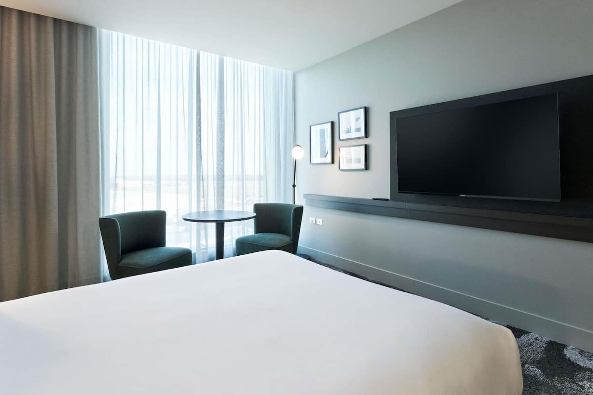 Superior Room, 1 Queen Bed | Minibar, in-room safe, desk, laptop workspace