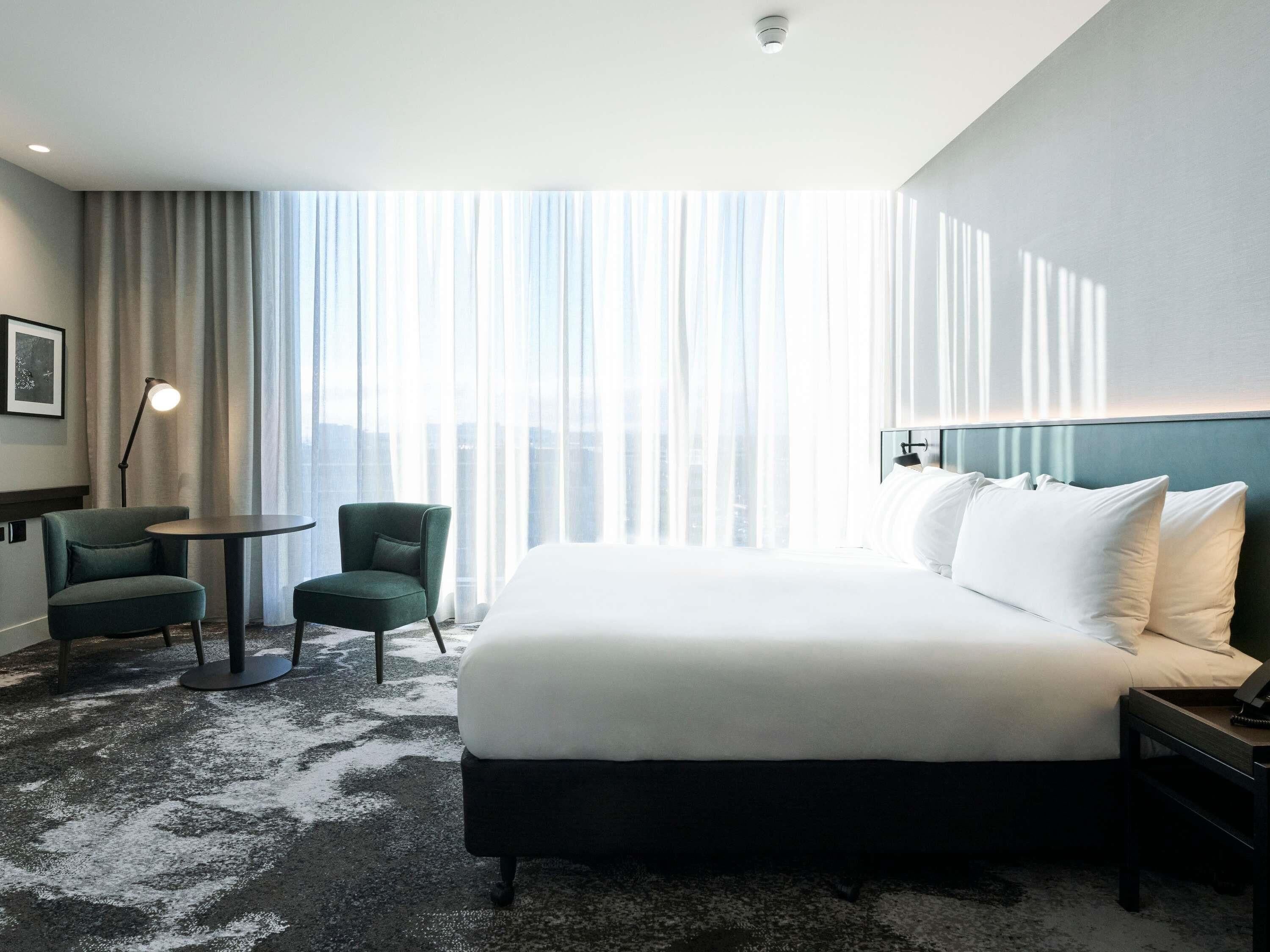 Superior Room, 1 Queen Bed, Accessible | Minibar, in-room safe, desk, laptop workspace