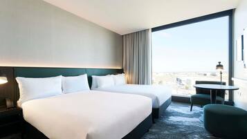 Habitación Deluxe, 2 camas matrimoniales | 1 habitación, minibar, caja de seguridad en la habitación y escritorio