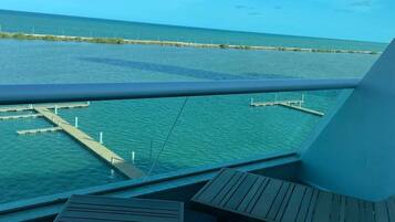 Cofres nos quartos, escrivaninha, cortinas blackout