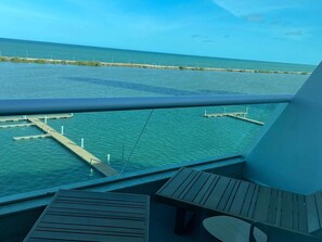 خزنة داخل الغرفة ومكتب وستائر تعتيم وتجهيزات عازلة للصوت