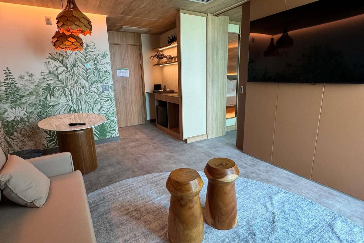 Junior-suite - 1 dobbeltseng med sovesofa - balkon - havudsigt | Pengeskab på værelset, skrivebord, mørklægningsgardiner, lydisolering