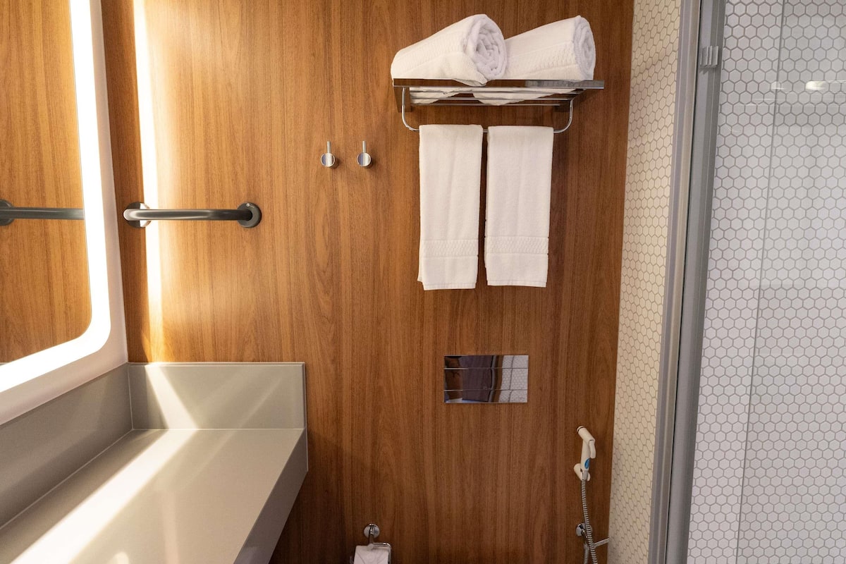 Caja de seguridad en la habitación, escritorio y cortinas blackout