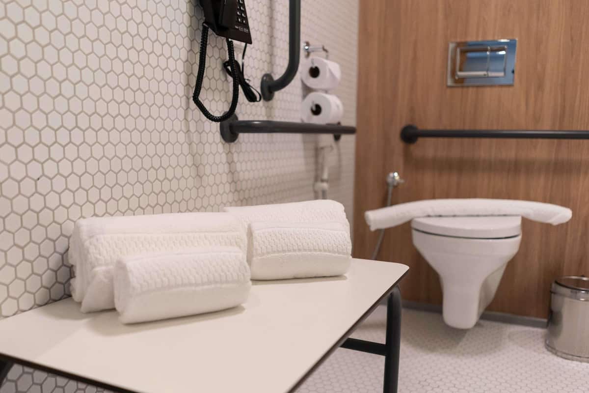 Caja de seguridad en la habitación, escritorio y cortinas blackout