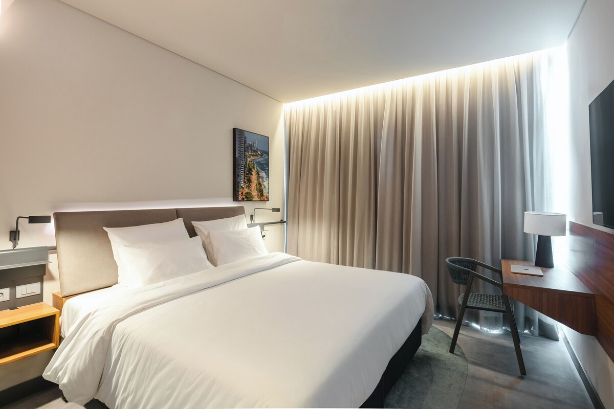 Apartamento superior, 1 cama doble | Caja fuerte, escritorio, cortinas opacas y sistema de insonorización