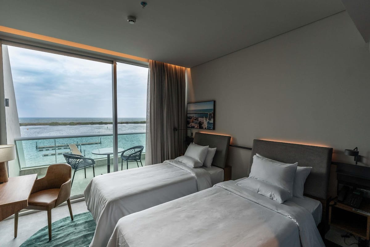 Apartamento superior, 2 camas de solteiro, vista para o mar | Cofres nos quartos, escrivaninha, cortinas blackout