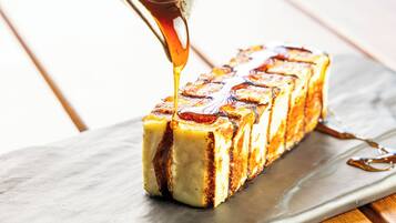 Una fuente rectangular con un alimento rectangular, posiblemente un postre, sobre una superficie de madera.