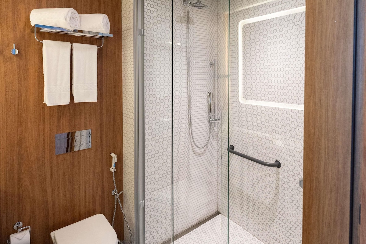 Cofres nos quartos, escrivaninha, cortinas blackout