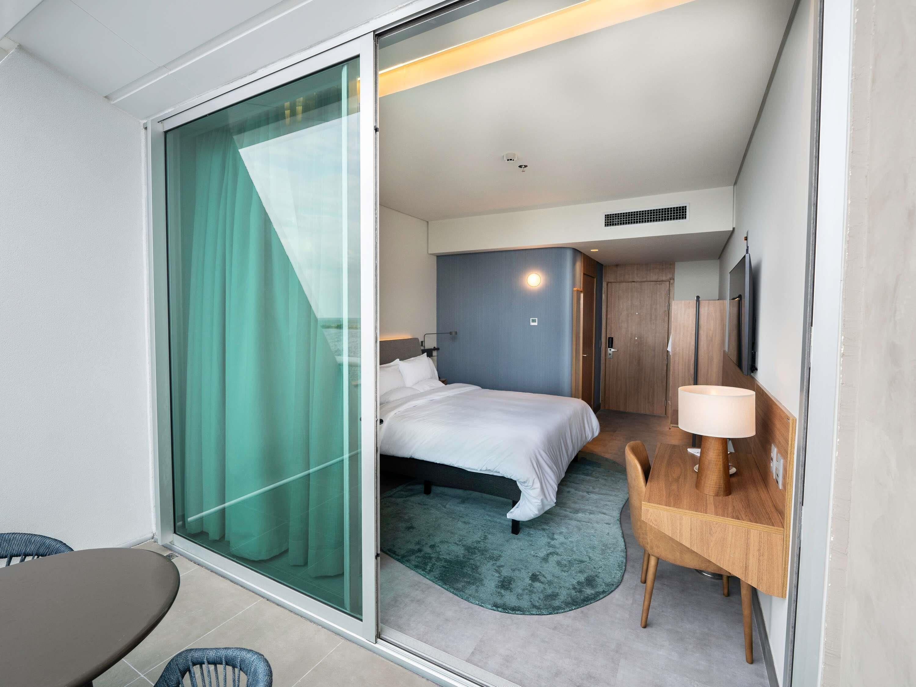 Appartement supérieur, 1 lit double, vue sur la mer | Coffre-fort pour ordinateur portable, bureau, rideaux d’obscurcissement