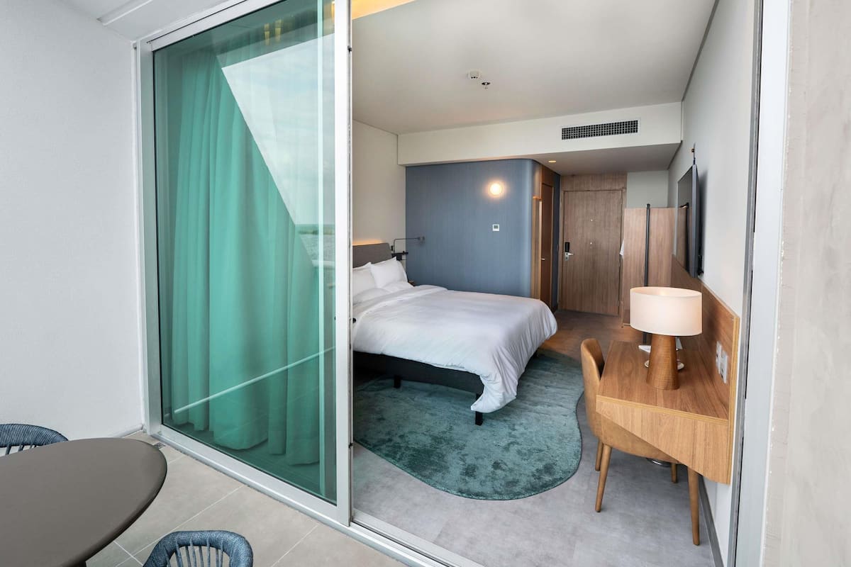 Apartamento superior, 1 cama de casal, vista para o mar | Cofres nos quartos, escrivaninha, cortinas blackout