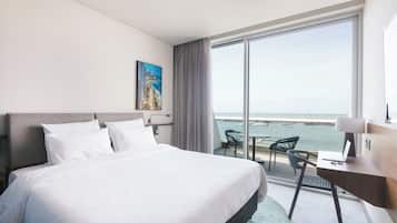 Apartamento superior, 1 cama de casal, vista para o mar | Cofres nos quartos, escrivaninha, cortinas blackout