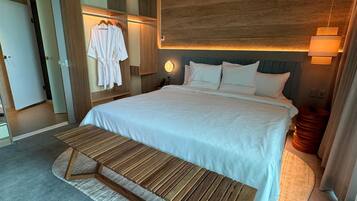 Suíte júnior, 1 cama de casal e sofá-cama, sacada, vista para o mar | Cofres nos quartos, escrivaninha, cortinas blackout