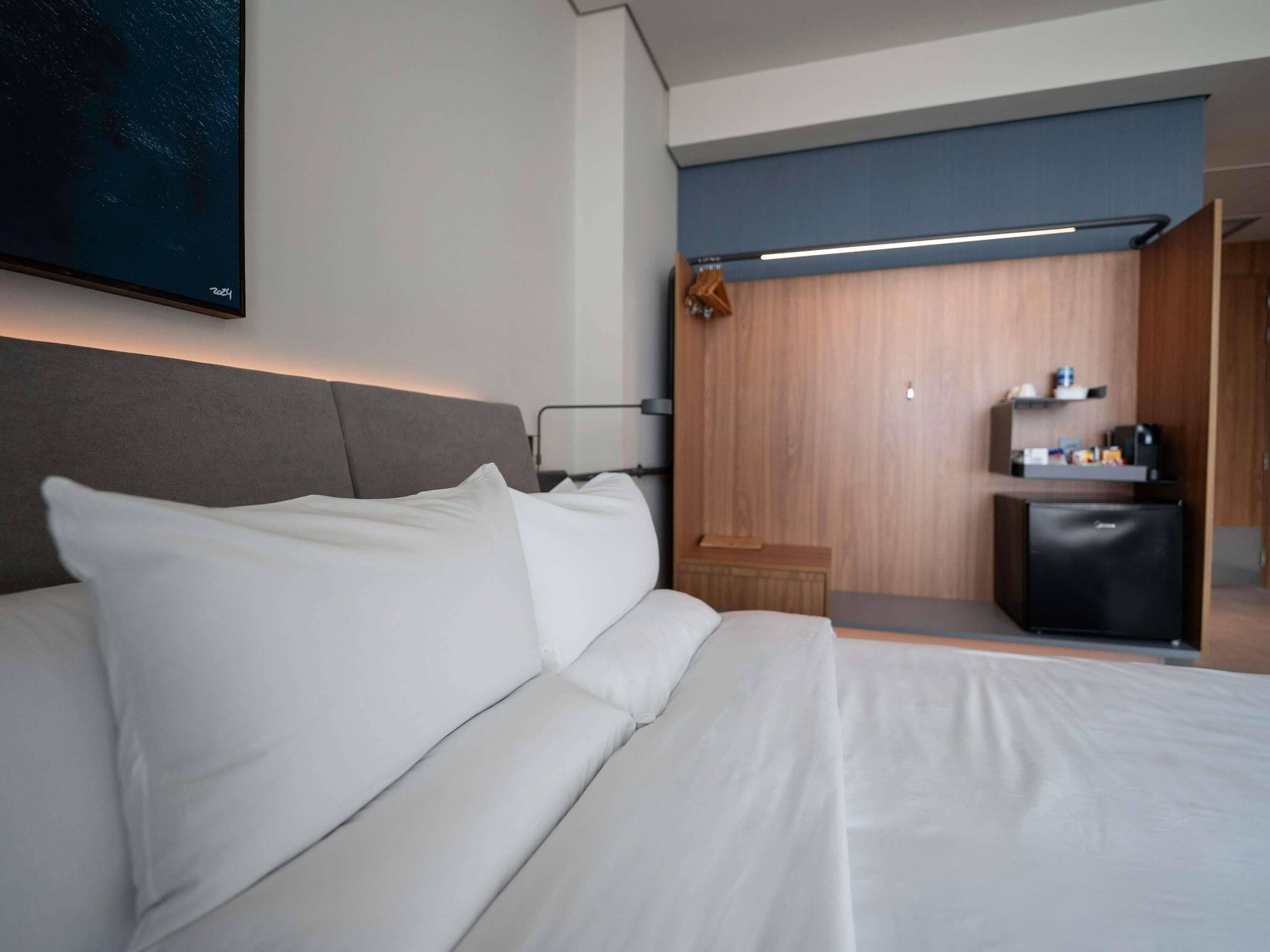 Apartment, 1 double bed adapted for pdc | In-room safe, desk, blackout drapes, soundproofing