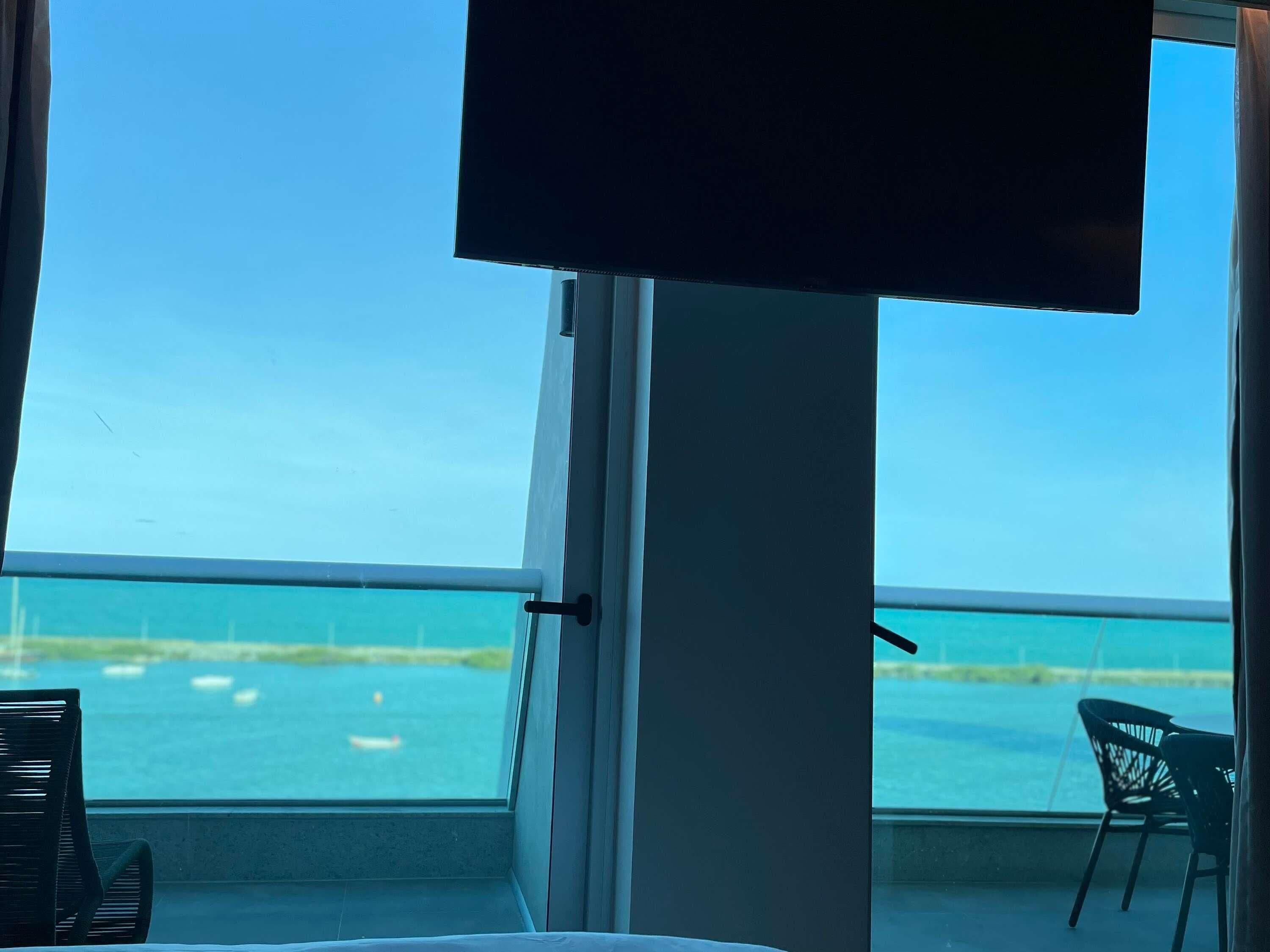 客房内保险箱、办公桌、遮光窗帘、隔音