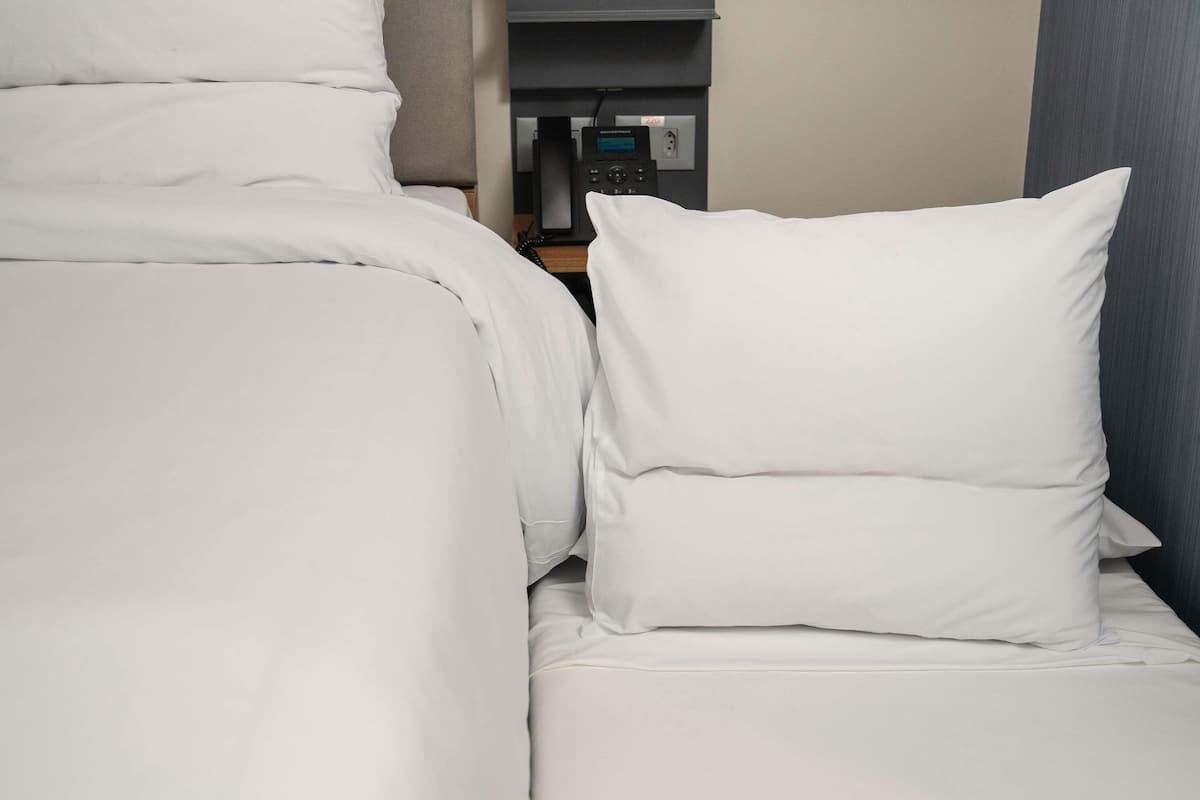 Een kluis op de kamer, een bureau, verduisterende gordijnen