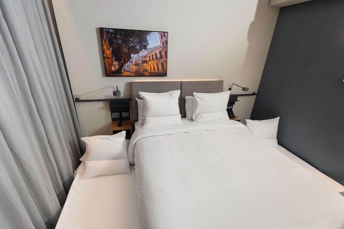 Quarto família, vista para a cidade | Cofres nos quartos, escrivaninha, cortinas blackout
