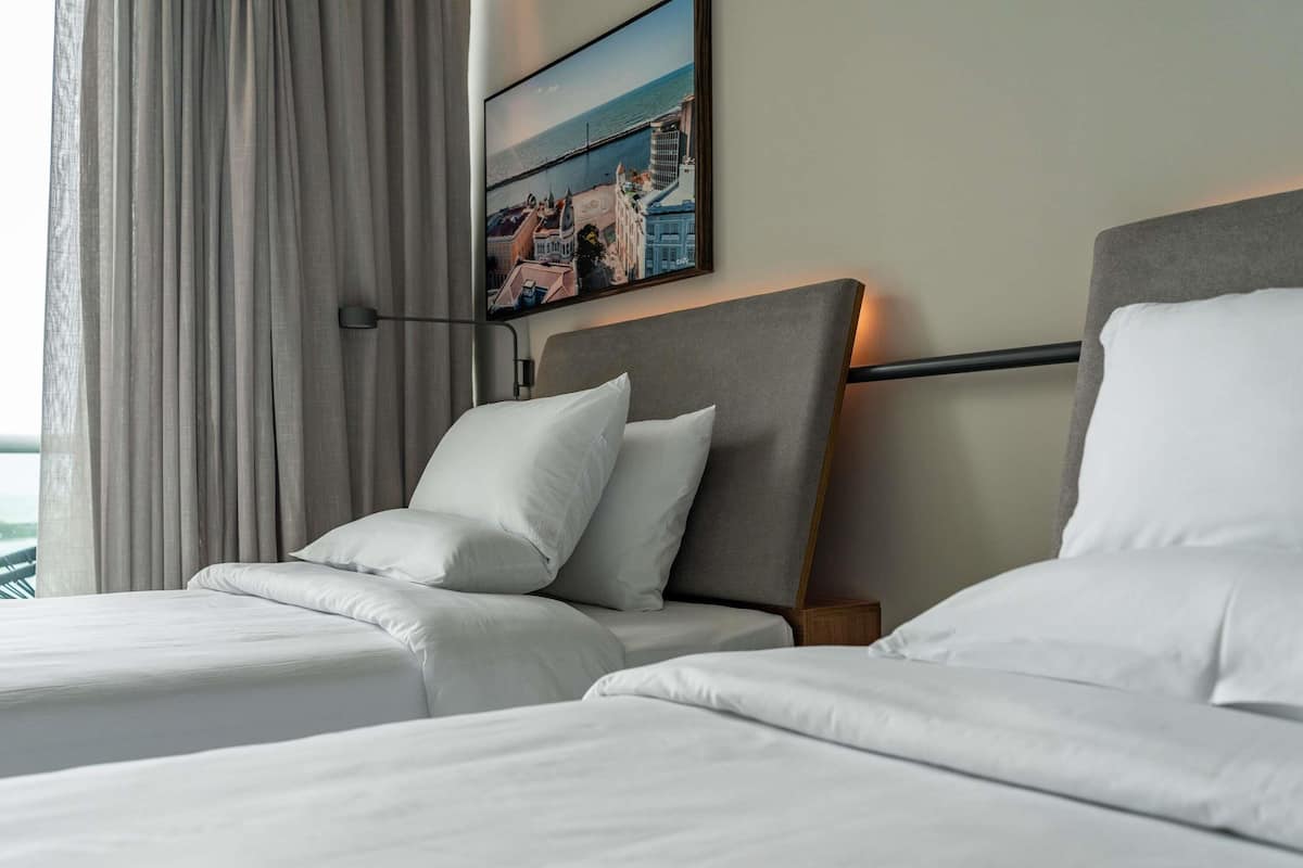 Een kluis op de kamer, een bureau, verduisterende gordijnen