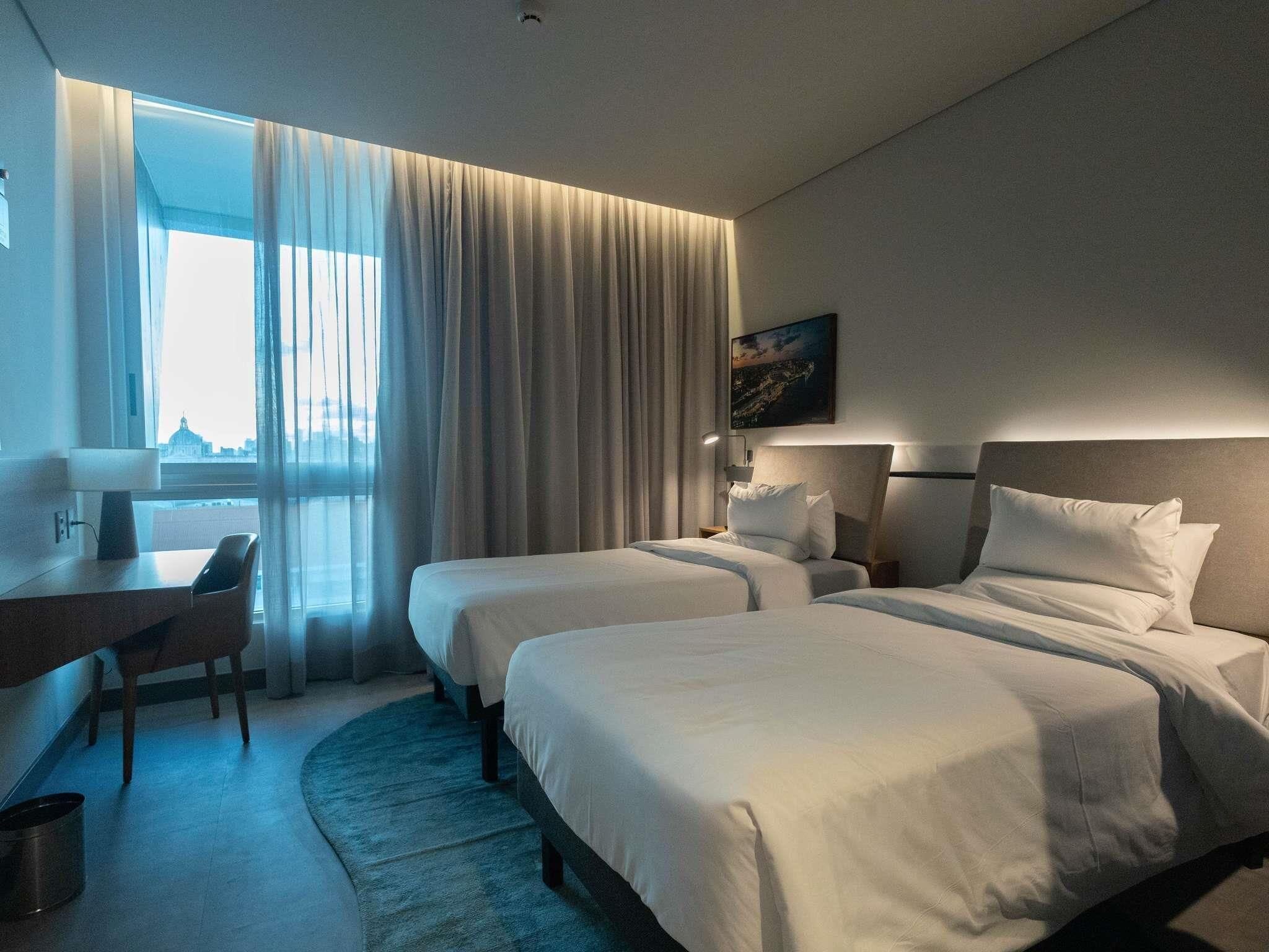 Apartamento superior, 2 camas de solteiro | Cofres nos quartos, escrivaninha, cortinas blackout