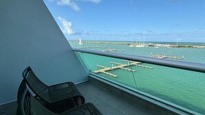Un balcón con vistas a un puerto deportivo y barcos.