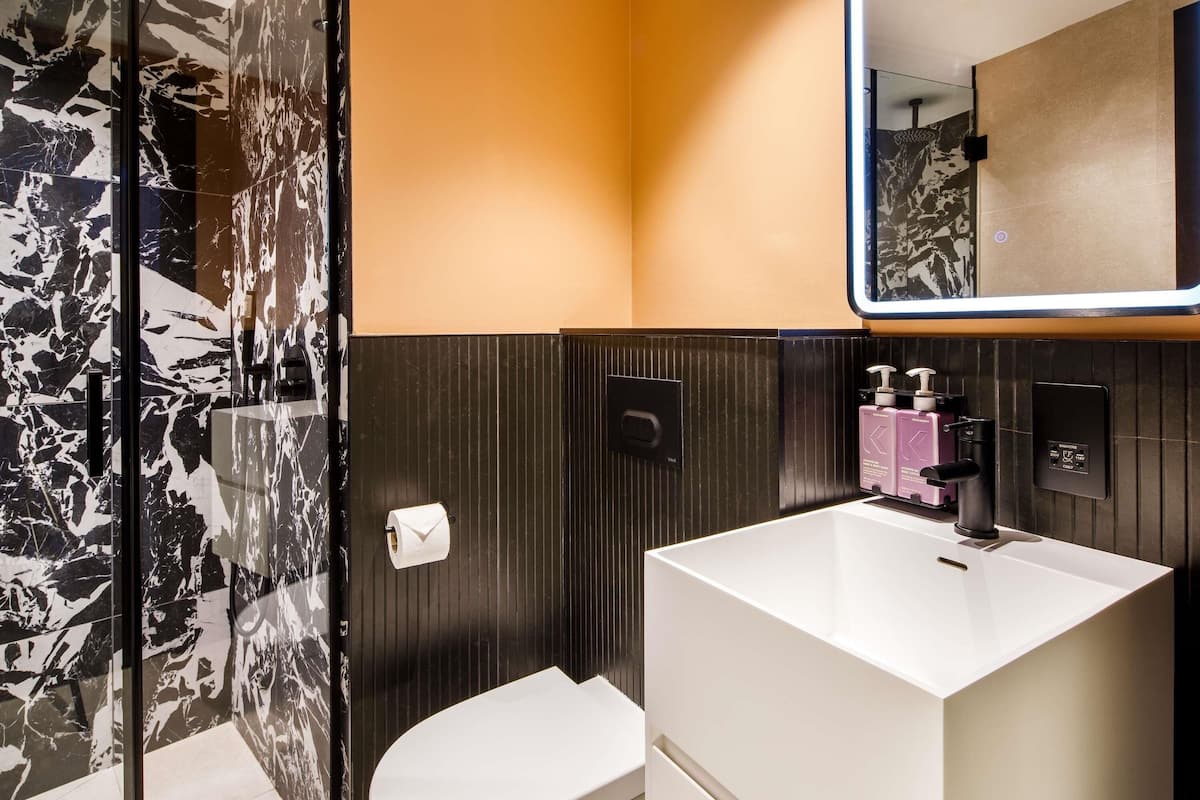 Allergitestade sängkläder och värdeförvaringsskåp på rummet