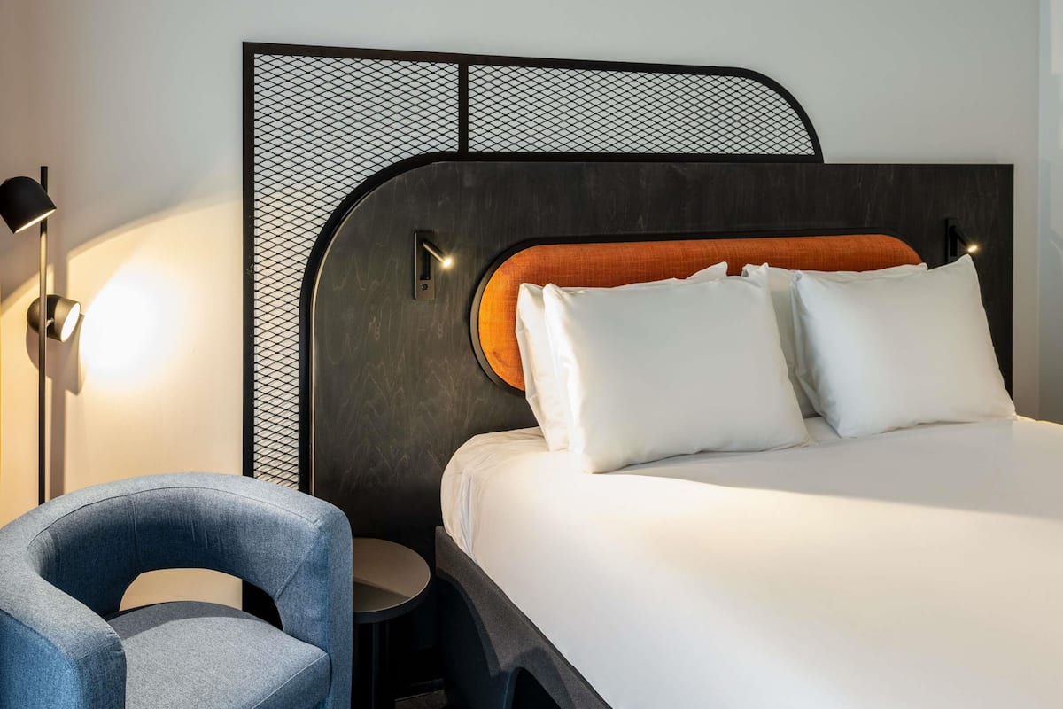 Roba de llit hipoal·lergògena i caixa forta a l'habitació