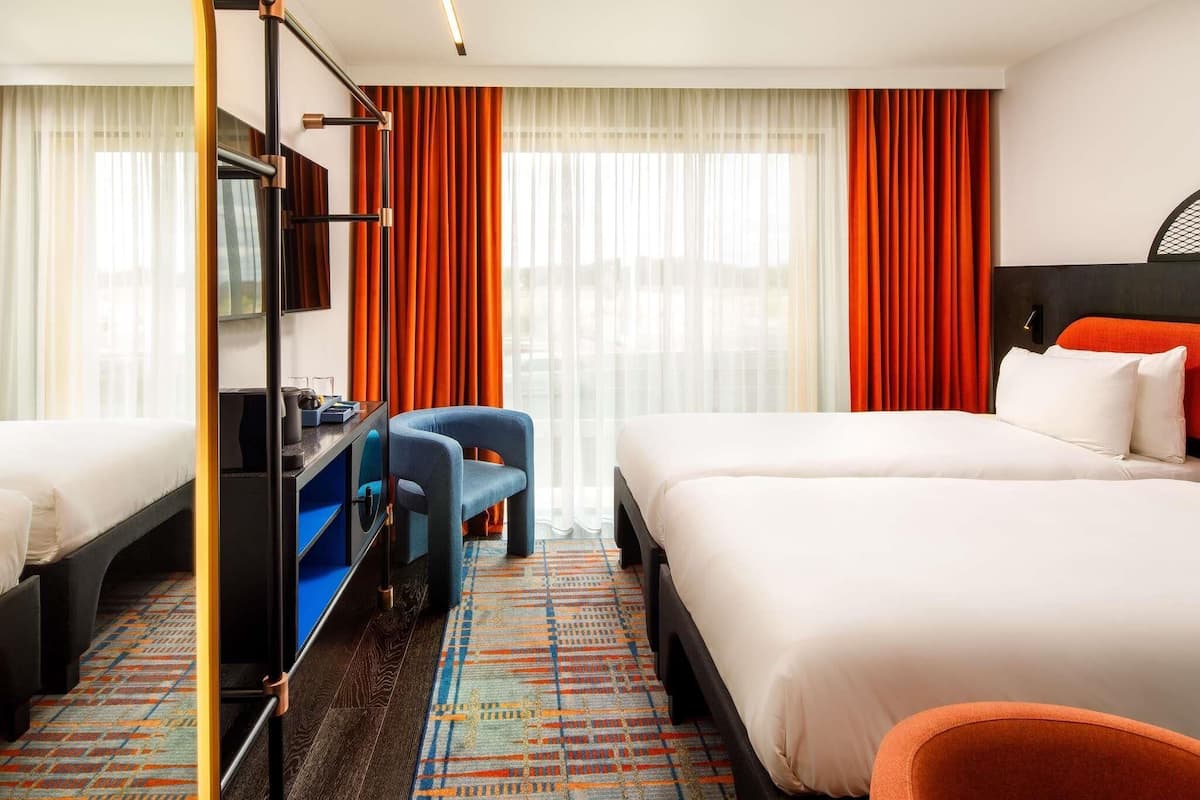 Standard Room, 2 Twin Beds (Atrium View) | Hypo-allergenic bedding, in-room safe, individually decorated
