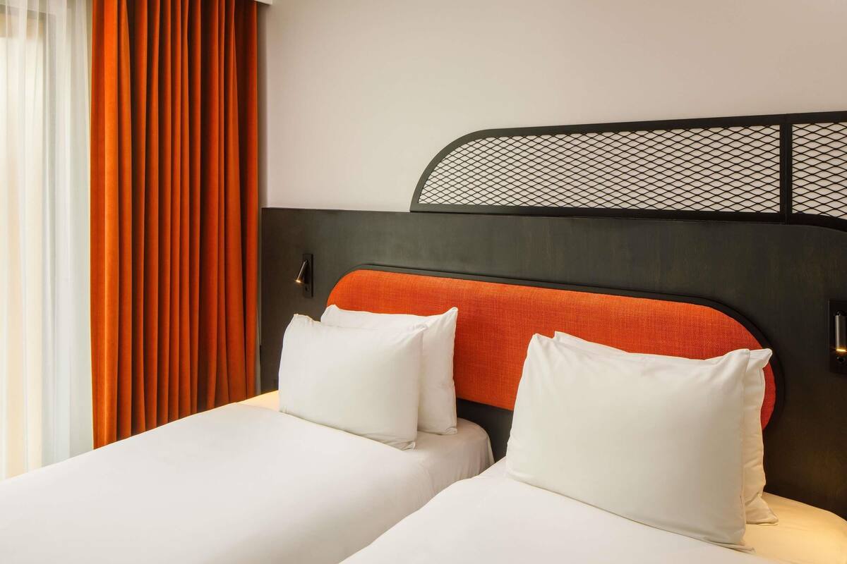 Standard Room, 2 Twin Beds | Hypo-allergenic bedding available, in-room safe, desk, laptop workspace