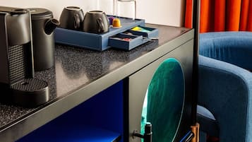 Ropa de cama hipoalergénica y caja de seguridad en la habitación