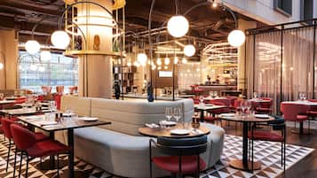 Breakfast, lunch, dinner served; Italian cuisine