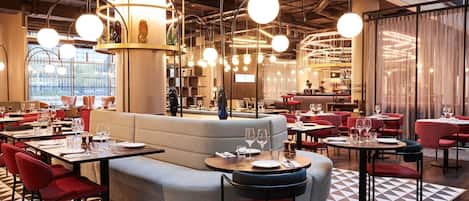 Breakfast, lunch, dinner served; Italian cuisine