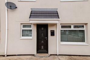 Exterior detail - Modern Large Home - FREE PARKING, CONTRACTORS, FAMILIES. DISCOUNTS AVAILABLE (Stockton-on-Tees)