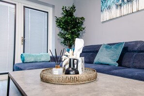 Smart TV, fireplace - Modern Large Home - FREE PARKING, CONTRACTORS, FAMILIES. DISCOUNTS AVAILABLE (Stockton-on-Tees)