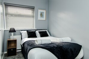 3 bedrooms, iron/ironing board, free WiFi, bed sheets - Modern Large Home - FREE PARKING, CONTRACTORS, FAMILIES. DISCOUNTS AVAILABLE (Stockton-on-Tees)