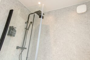 Hair dryer, towels, soap, shampoo - Modern Large Home - FREE PARKING, CONTRACTORS, FAMILIES. DISCOUNTS AVAILABLE (Stockton-on-Tees)