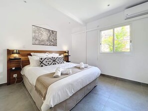 4 habitaciones, tabla de planchar con plancha y cuna de viaje 