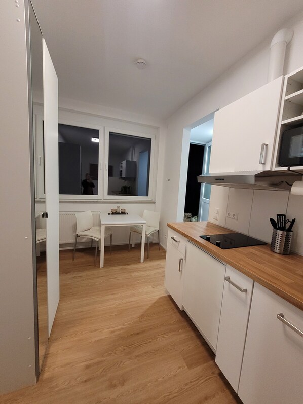 Een koelkast, een microgolfoven, een kookplaat, een vaatwasser