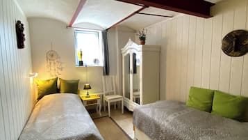 2 slaapkamers, een strijkplank/strijkijzer, reisbedje, wifi