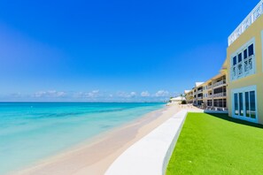 On the beach - Beach Living at Regal Beach BLDE (George Town)