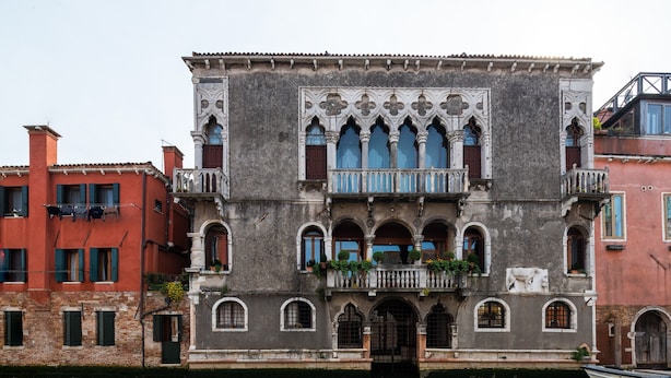 A historic building with a balcony, arched windows, and a water canal in front. - Tintoretto Cozy Duplex R&R (Venecia)