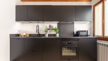 Kühlschrank, Mikrowelle, Ofen, Geschirrspüler