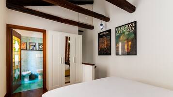 1 habitación, tabla de planchar con plancha, wifi gratis y ropa de cama