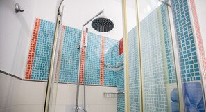 Secador de pelo, toallas