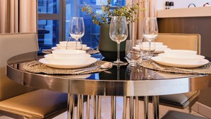 Apartemen Eksklusif, balkon, pemandangan kota | Ruang makan
