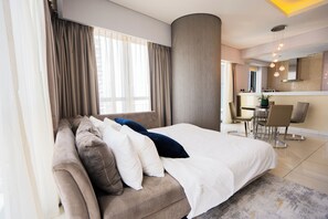 Departamento exclusivo, balcón, vista a la ciudad | Área de sala de estar | Smart TV de 50 pulgadas con canales por cable y Netflix 