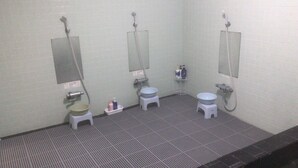 A small bathroom with three toilets, each with a separate sink and mirror. - New togakushi schiheil (Nagano)